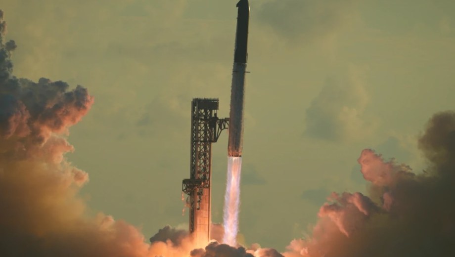  SpaceX lanzó por primera vez su enorme nave espacial Starship. Foto: AP