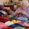 Imagen de Empezó a tejer a los 89 para donar a personas necesitadas: seis años después, había hecho más de 1200 gorros