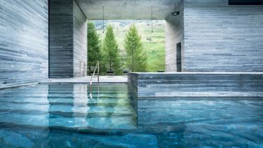 El arquitecto que conquistó a Brad Pitt: por estas obras llevó al cine la historia de Peter Zumthor