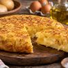 Imagen de El truco de los españoles para hacer una tortilla de papas cremosa por dentro y dorada por fuera