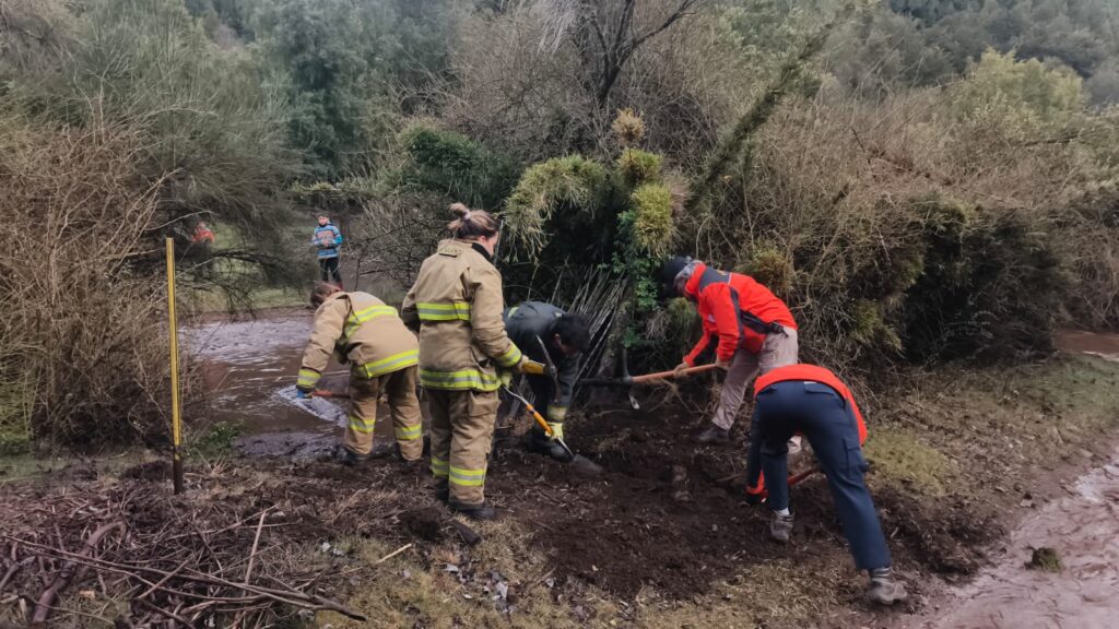 Trabajos de Protección Civil en la zona del tambo de Baéz, Bariloche