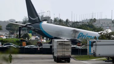 Confirman cinco muertos tras el despiste e incendio de un avión de Amazon en Miami: hay varios heridos y demoras en vuelos