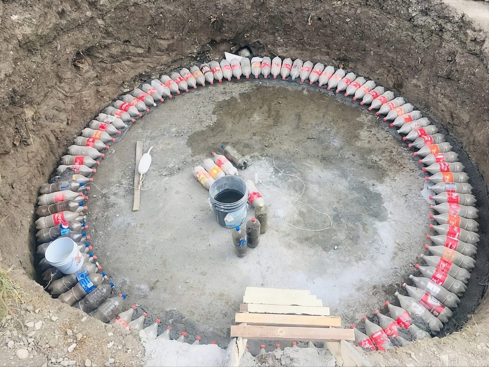 La técnica utiliza un residuo que puede conseguirse gratuitamente y materiales locales para rellenar las botellas, lo que abarata mucho los costos frente a la construcción tradicional.