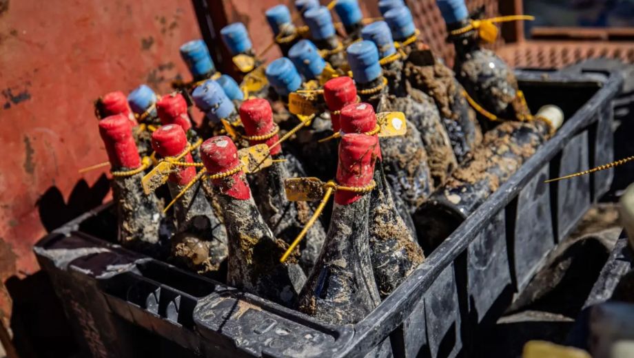 Las botellas permanecen sumergidas en el Golfo San Matías durante al menos seis meses para analizar la evolución de los vinos. Foto: Gobierno de Río Negro.