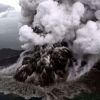 Imagen de Erupción del volcán Anak Krakatau: cierran 8 aeropuertos en Indonesia y miles de pasajeros quedaron varados por la ceniza