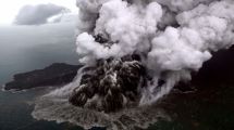 Imagen de Erupción del volcán Anak Krakatau: cierran 8 aeropuertos en Indonesia y miles de pasajeros quedaron varados por la ceniza