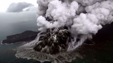 Erupción del volcán Anak Krakatau: cierran 8 aeropuertos en Indonesia y miles de pasajeros quedaron varados por la ceniza