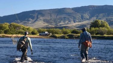 Pesca deportiva en Neuquén: buscan ordenar accesos y zonas de acampe antes de la temporada