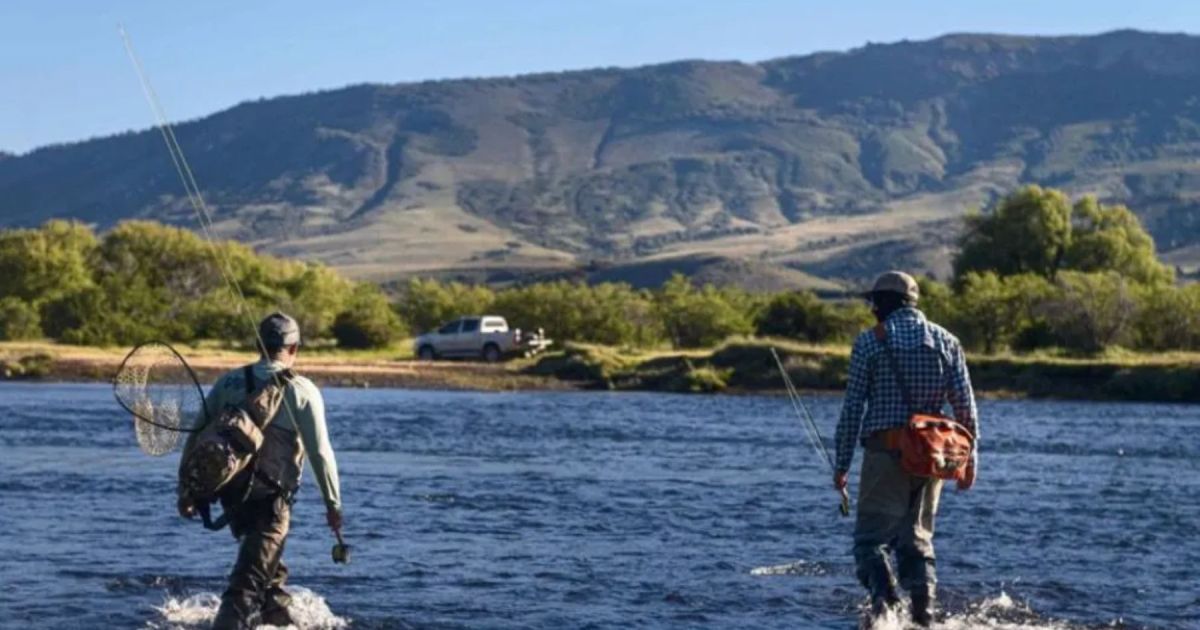 Pesca deportiva en Neuquén: buscan ordenar accesos y zonas de acampe antes de la temporada