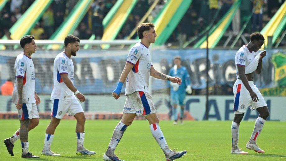 San Lorenzo volvió a ser un desconcierto y fue goleado por Defensa y Justicia en Varela. (Foto: Fotobaires)