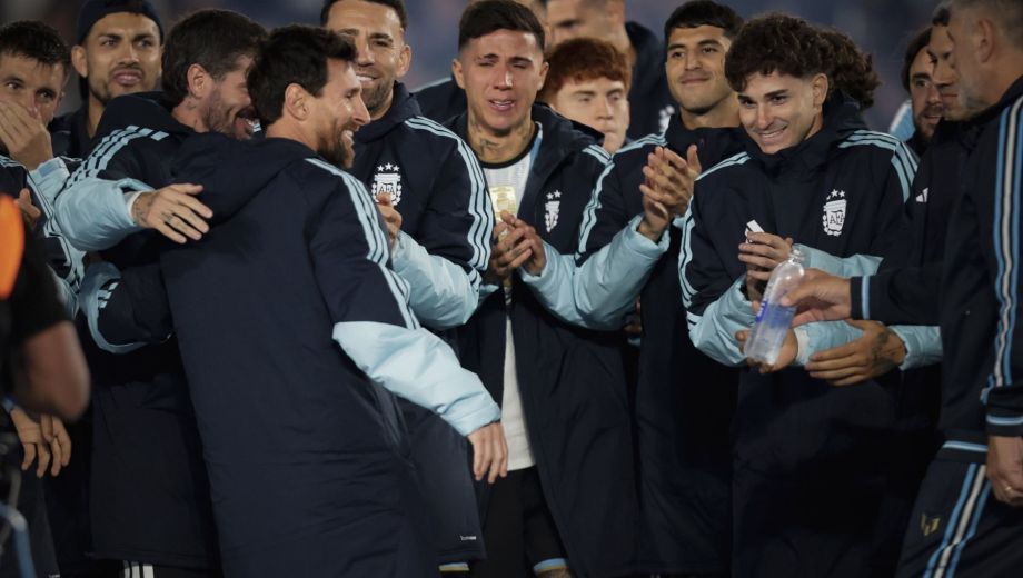 Messi soltó el micrófono y fue al abrazo de todos sus compañeros. Enzo nunca paró de llorar. Emocionante. (FBaires)