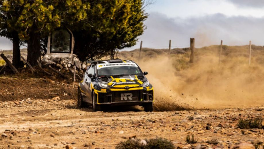 El Toyota del cipolleño, a fondo por los caminos cordilleranos. (Locos x el Rally)