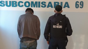 Tenía restricción de acercamiento y fue a la casa de su expareja a hostigarla: terminó demorado en Roca