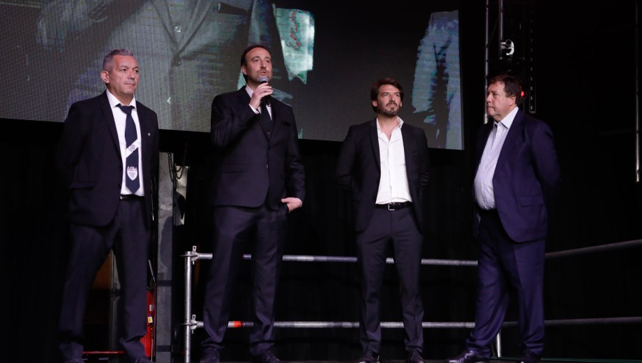 Weretilneck junto al intendente Buteler y al presidente del club Luca Mancini. Foto: Emiliano Ortiz.