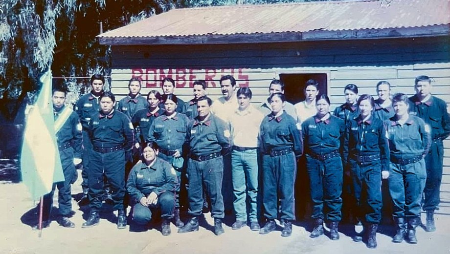 El origen de la sede, en instalaciones de madera para el naciente cuartel. Foto: Gentileza Bomberos Añelo. 
