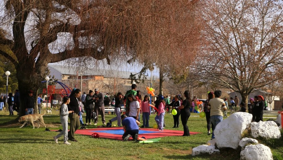 Familias enteras comparten entre sí, en una comunidad que nació junto a la Escuela 61. Foto: Gentileza Municipio.