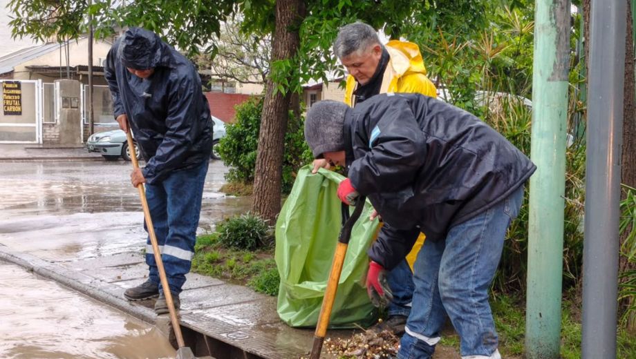 El Municipio de Cipolletti reforzó la limpieza de desagües en Cipolletti ante el pronóstico de lluvias y monitorea la crecida del río Neuquén.
