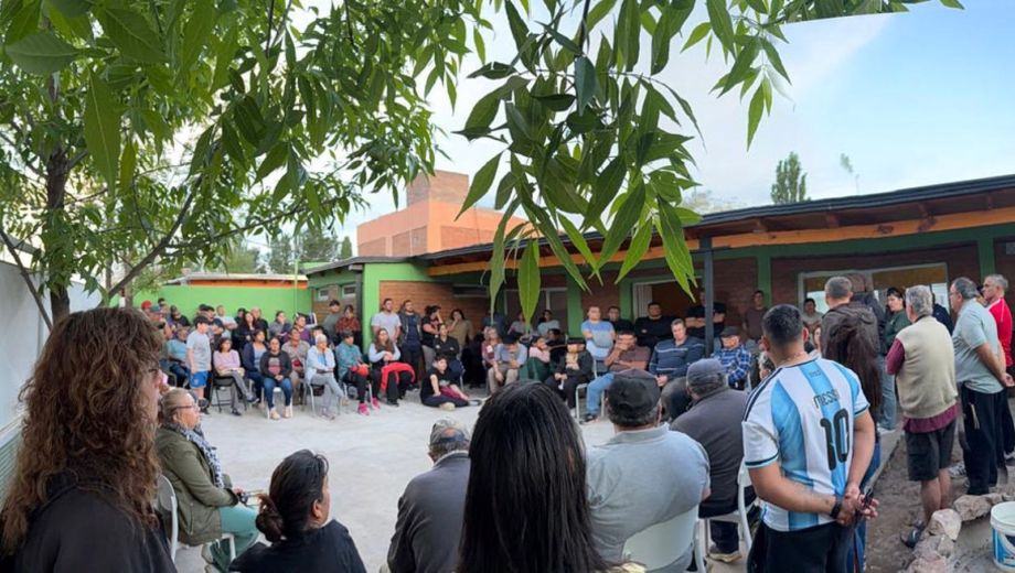 Rodrigo Buteler se reunió con los vecinos de Isla Jordán. Foto: municipio de Cipolletti. 