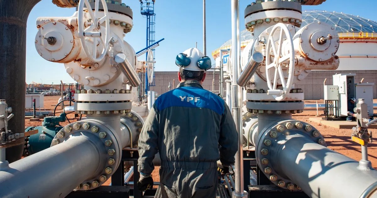 YPF impulsa la producción de petróleo en Argentina, acercándose al millón de barriles