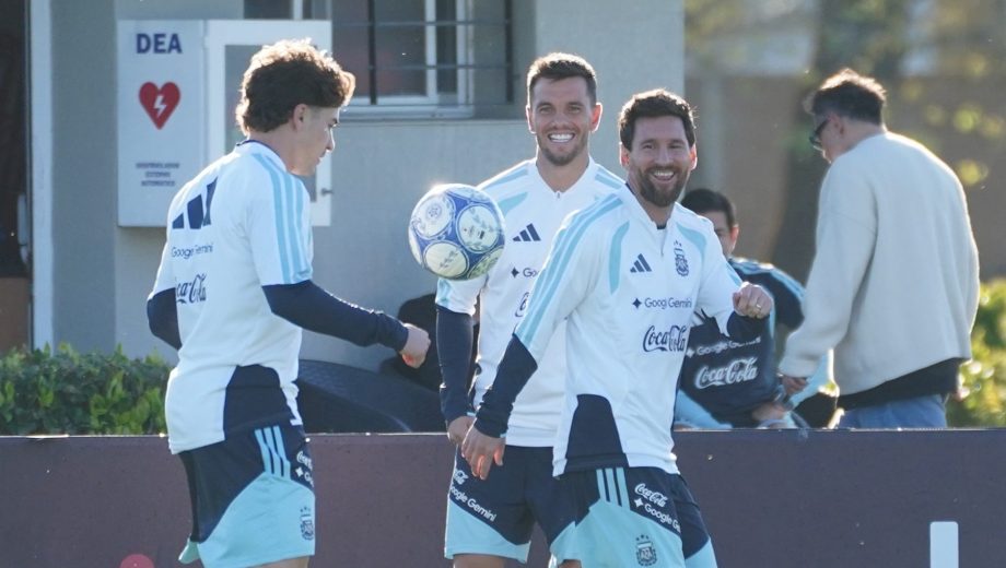 Foto: Clarín. ¡A pura risa! La Selección disfruta de las últimas pinceladas del "10". 
