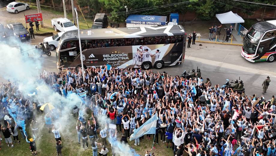 Foto: Fernando de la Orden / Despedida de Lionel Messi. El micro con la selección argentina parte desde el predio de Ezeiza rumbo al Estadio  Monumental 
06-10-2026