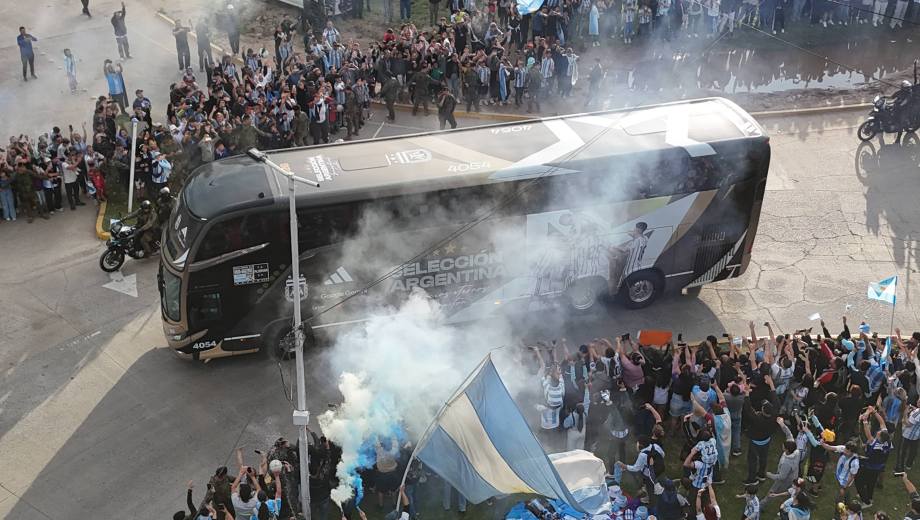 El micro con la Selección Argentina partió desde el predio de Ezeiza rumbo al Estadio Monumental. (Foto: Fernando De La Orden/Clarín Fotografía)