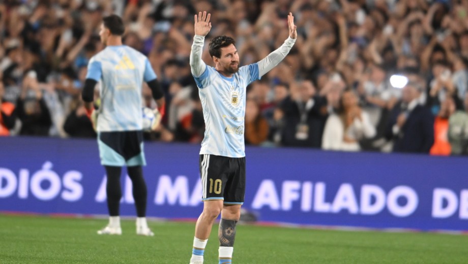 Lionel Messi, en su última entrada en calor con la Selección Argentina, ovacionado por todo el Monumental. (Foto: Clarín Fotografía)