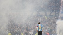 Imagen de Noche llena de emociones: el momento del himno y el minuto «10» dedicado a Lionel Messi