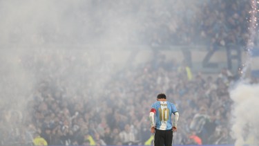 Noche llena de emociones: el momento del himno y el minuto «10» dedicado a Lionel Messi
