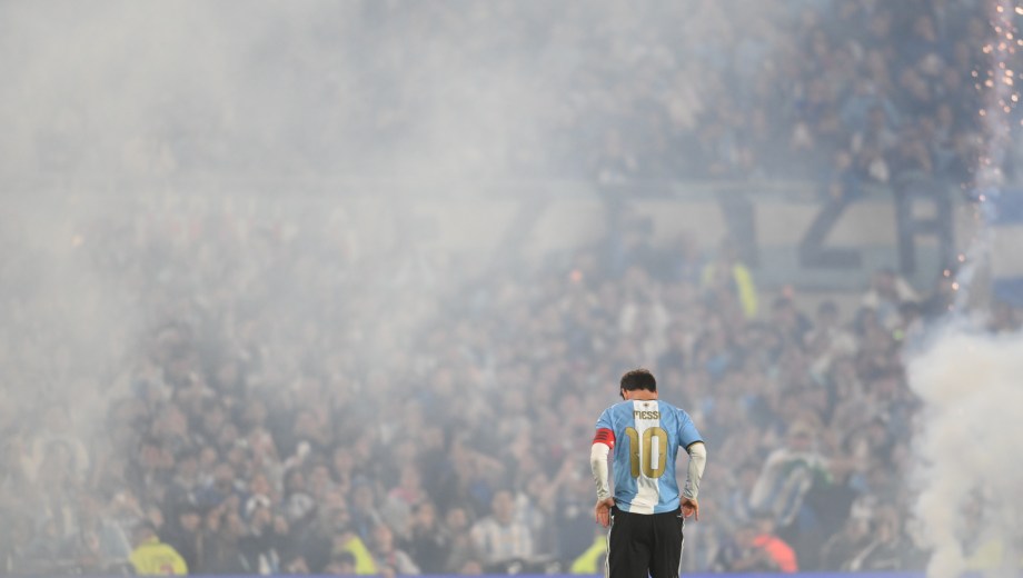 Foto: Clarín. Una noche que quedará grabada en la historia. Messi y su gente, una sola postal. 