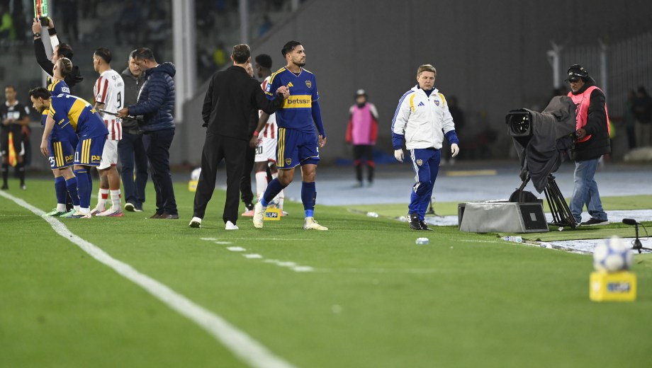 Rodolfo Arruabarrena dándole la mano a Leandro Paredes, luego de que el capitán se retirara con una lesión. (Foto: Ariel Carreras/ Clarin Fotografía)