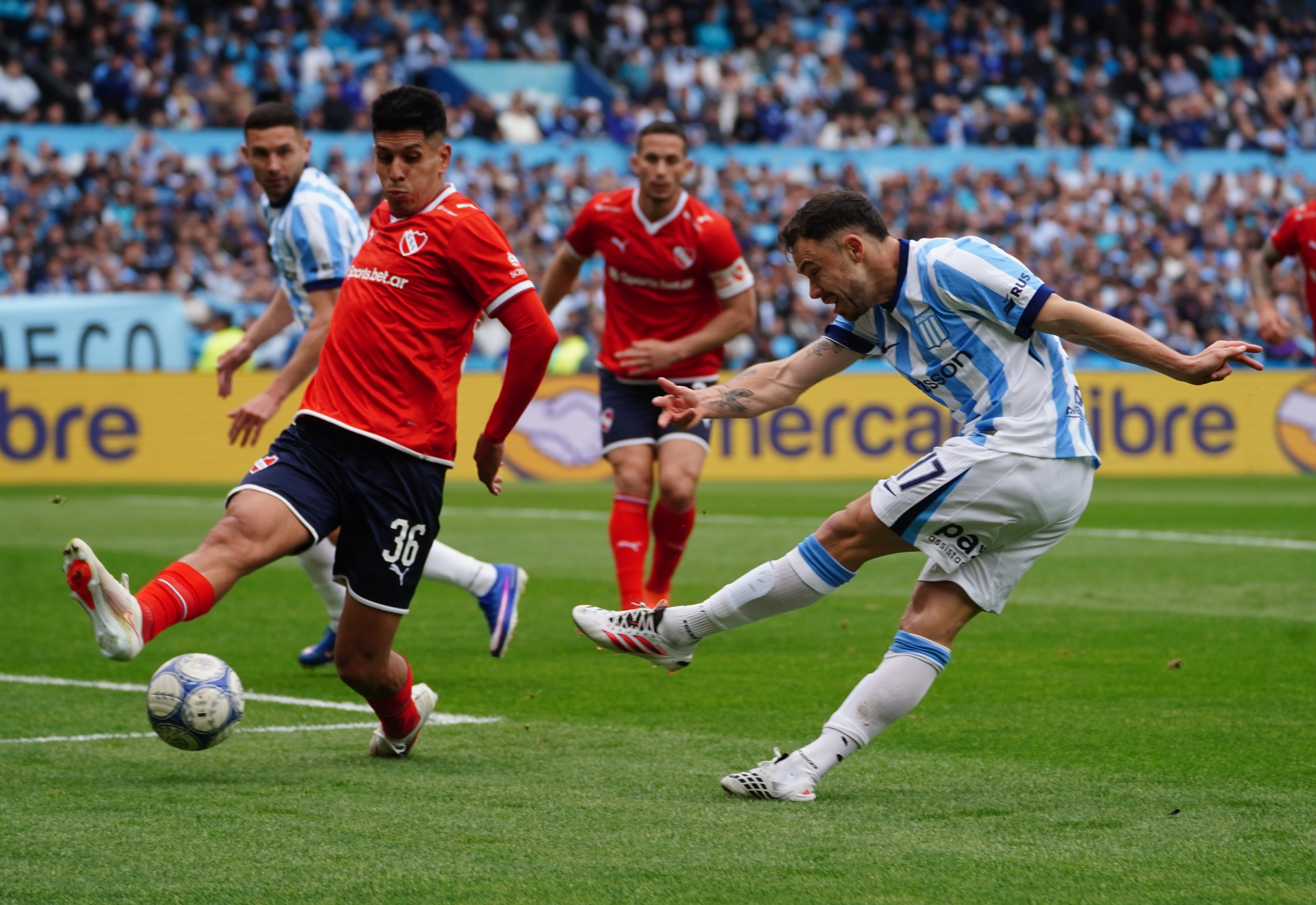 Racing e Independiente empataron 1-1 en el clásico de Avellaneda
