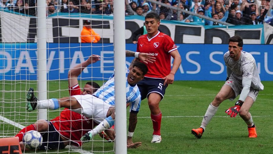 Iván Marcone intentó despejar en la línea del arco pero Matías Zaracho aseguró el gol para que Racing se imponga 1-0. (Foto: Clarín Fotografía) 