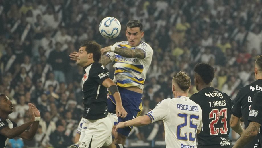 Lautaro Di Lollo le ganó a Santi Sosa en el juego aéreo y puso el 1-0 para Boca. (Foto: Clarín Fotografía)