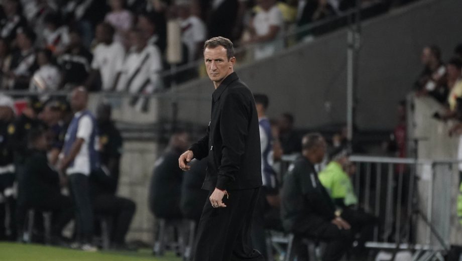 Rodolfo Arruabarrena elogió a sus dirigidos pero pasó la página y ya piensa en Independiente. (Foto: Clarín Fotografía)