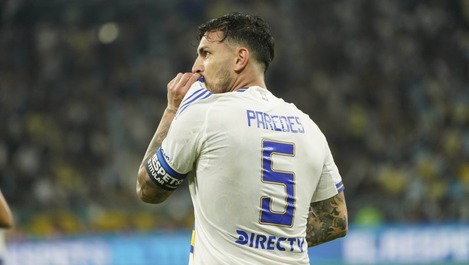 Leandro Paredes y el beso al escudo luego de darle la clasificación a Boca con un gol agónico. (Foto: Clarín Fotografía)