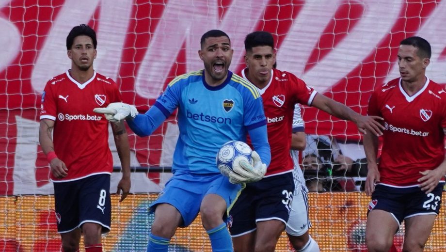 El golero colombiano volvió a ser pieza clave en el arco Xeneize. Foto: Clarín. 
