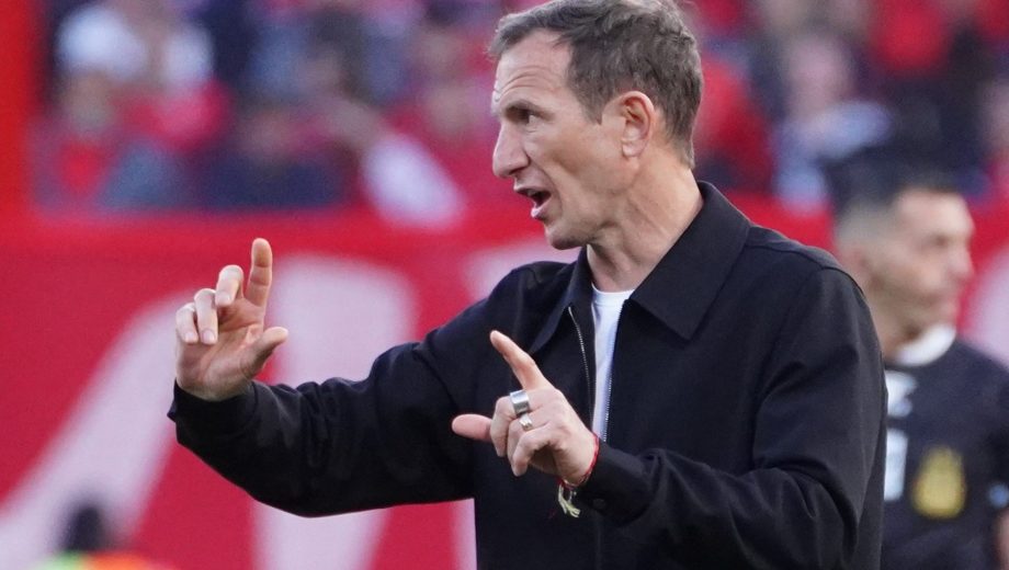 Rodolfo Arruabarrena, fiel a su estilo, mostró cautela tras el agónico triunfo de Boca ante Independiente. (Foto: Clarín Fotografía)