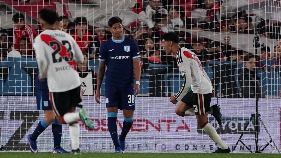 Lautaro ganó en las alturas y puso en ventaja a River. (Clarín Fotografía)