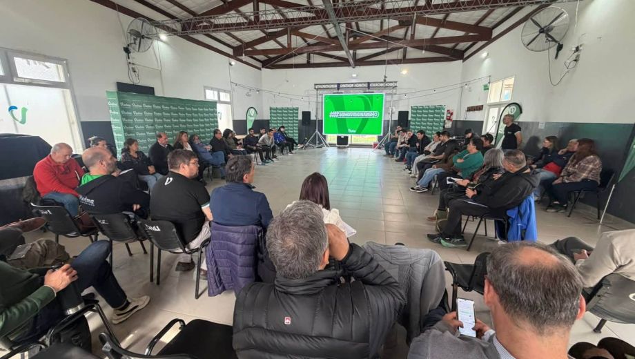 Los representantes de más de diez juntas vecinales de Viedma presentaron un nuevo proyecto de financiamiento para los barrios. Foto: gentileza