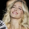Imagen de Luisana Lopilato en París: brillo, frescura y glamour frente a la Torre Eiffel en la Semana de la Moda