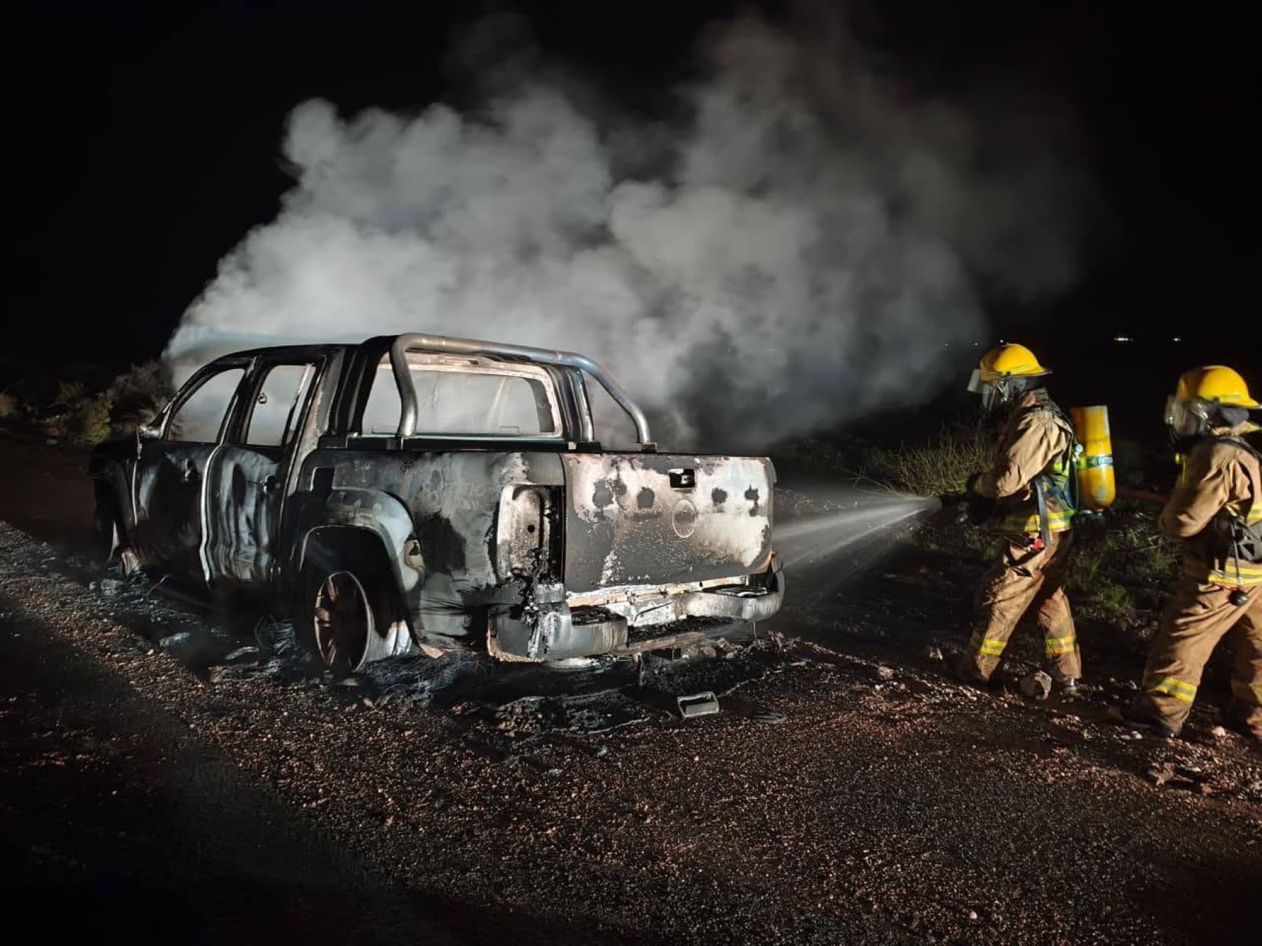Incendio de camioneta en la Ruta 6: conductor hospitalizado en Rincón de los Sauces