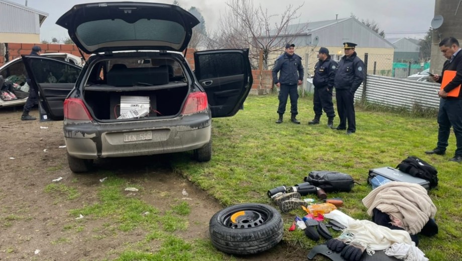 El Peugeot 307 fue localizado en un domicilio de Giraudo al 5000 luego del seguimiento desplegado por distintos sectores turísticos.
