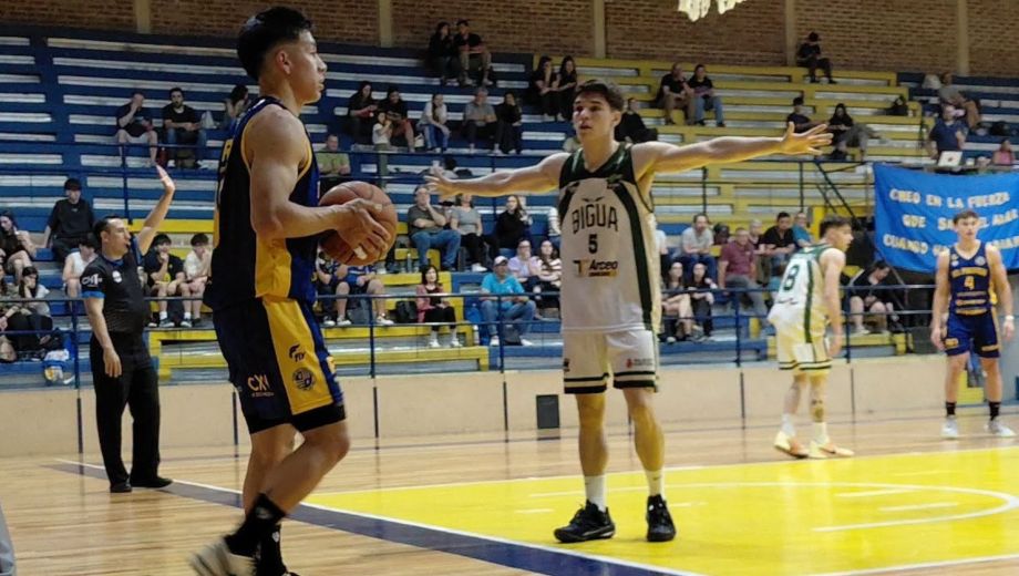 Franco Leal fue e mejor de la cancha, en la gran victoria de los roquenses. (Prensa Del Progreso)