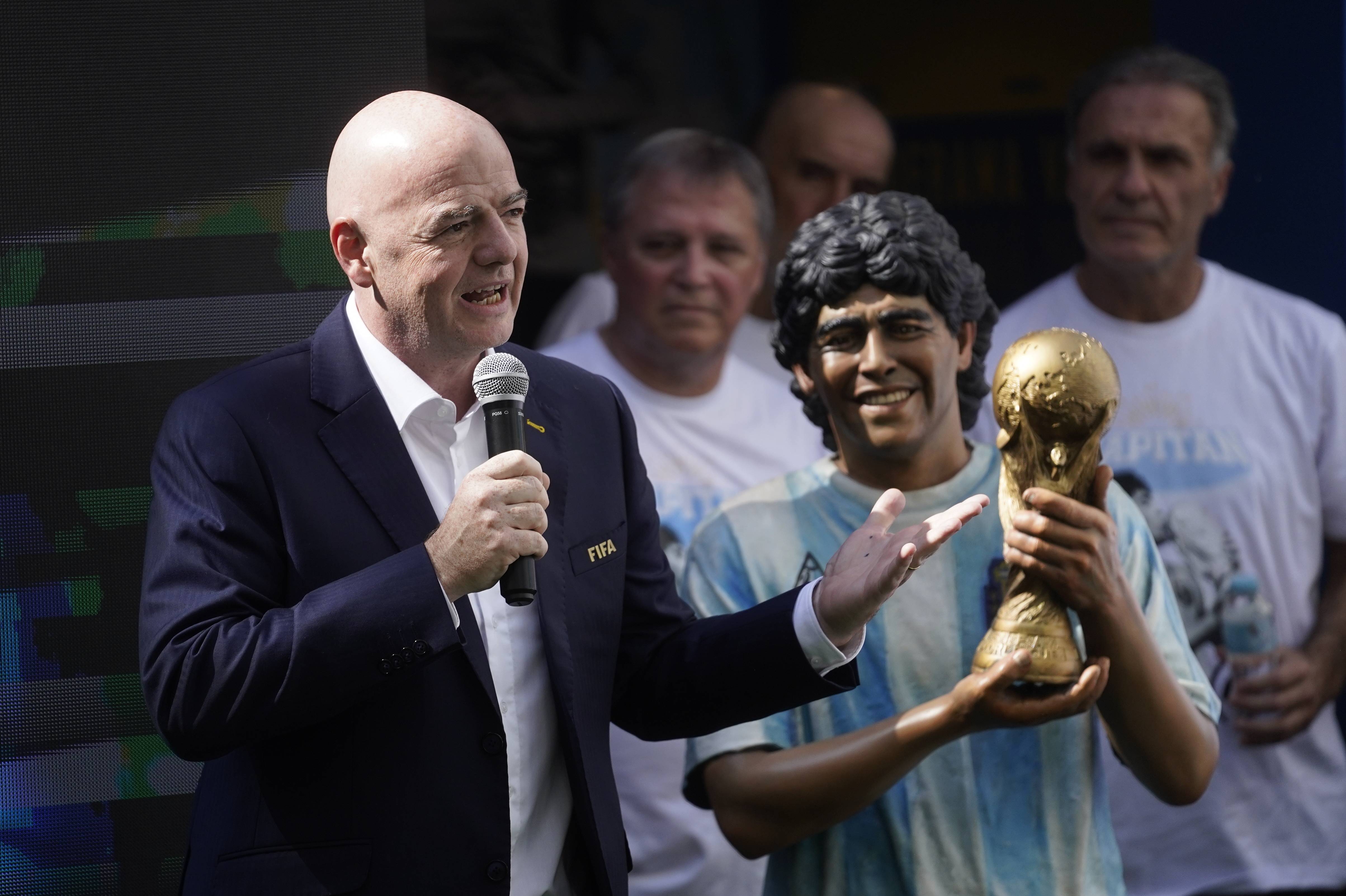 Infantino se disculpa y anuncia un récord de inversión en el fútbol mundial