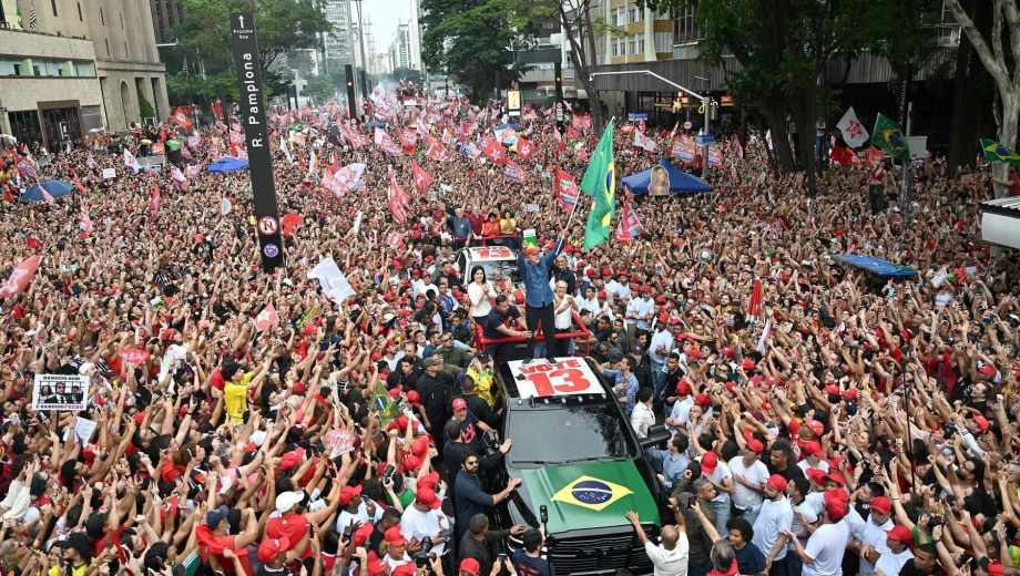 Lula y Bolsonaro cerraron sus campañas. Foto: AFP 