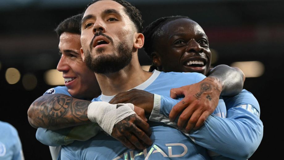 Cherki liquidó la historia y Enzo se sumó a los festejo. Triunfazo del City en Anfield. (AFP)
