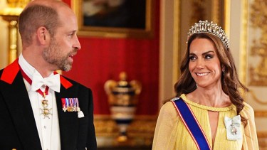 Kate Middleton recupera la tiara de Lady Di y lleva el color tendencia de la temporada