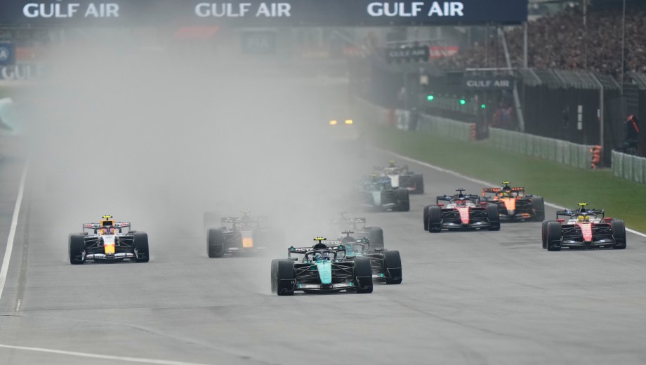 Foto: AP. La largada original, tras el primer intento fallido. Una hora y media hubo que aguardar para el inicio del espectáculo. 