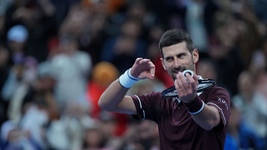 Novak y el festejo de los últimos años. Su tenis fue un violín y lo sufrió Alexander. (AP)